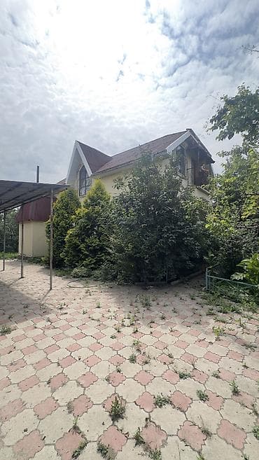 Просторный дом для жизни за городом, с видом на горы и зелёным двором — 1