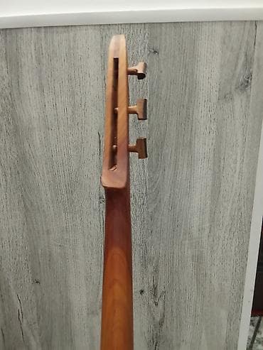 электронный пианино: Струнный народный инструмент (лутавик/гудок/балалайка без колков?) — 2