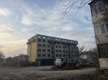 срочно продаётся 1 комнатная квартира в районе ошского рынка: Строится, Элитка, 2 комнаты, 60 м² — 10