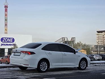 тает: Toyota Corolla: 2019 г., Гибрид — 4