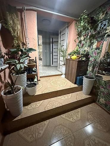 недвижимост: Срочно!! Продается полдома, подходит под бизнес. Расположен на первой — 9