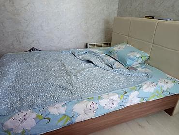 small table: Спальный гарнитур, Б/у, Двуспальная кровать, Кыргызстан, ДСП, Самовывоз, цвет - Бежевый — 1