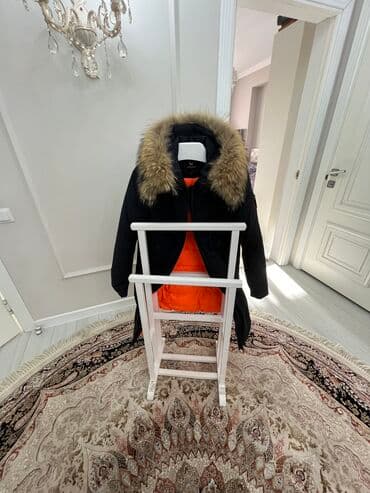 Куртка теплая очень удобная продаю размер не подошла. Одевала неделю