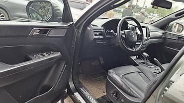 kia bango: SsangYong Khan — полноразмерный пикап цвета хаки с жестким кунгом — 8