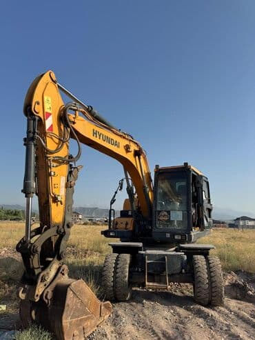 шины на эксковатор: Колесный экскаватор Hyundai, выполненный в характерной для бренда — 2