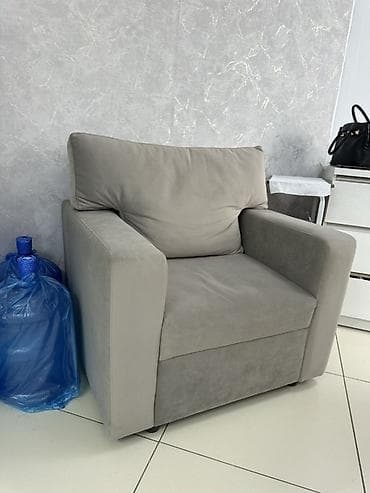 Офисная мебель: Кресло мягкое, одноместное, современный минималистичный дизайн. - — 1