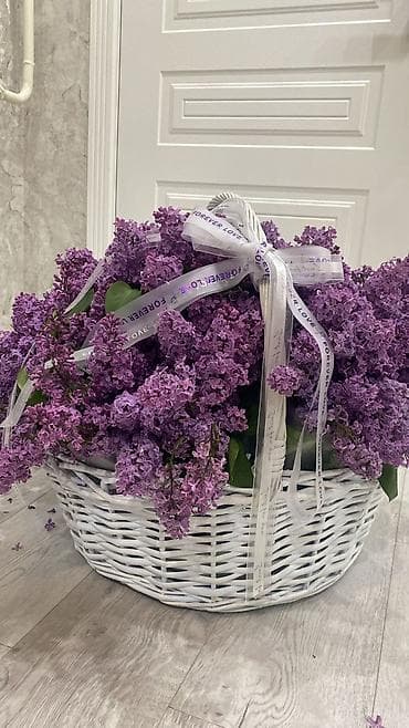 корзина для цветов: Большая композиция из сирени в плетёной корзине. - Объёмная белая — 1