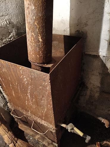 Самодельная металлическая буржуйка/печь для хозяйственных помещений