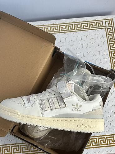 Adidas Forum Low – классические кроссовки в бело‑кремовой гамме. -