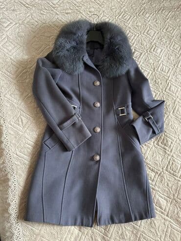 серое пальто: Все по 1000 сом, размеры женские 40-42, мужской 50-52. в хорошем — 5