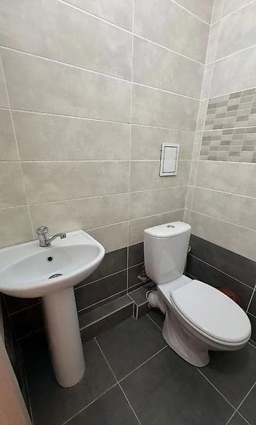 osh flat: Здаётся 2 комнатная квартира 65 м2. Льва Толстого/Тыныстанова. Рядом — 9