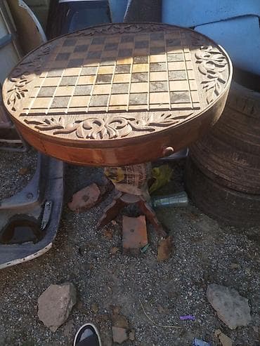 шахматный стол: Круглый резной столик с шахматной доской - Материал: дерево. - — 1