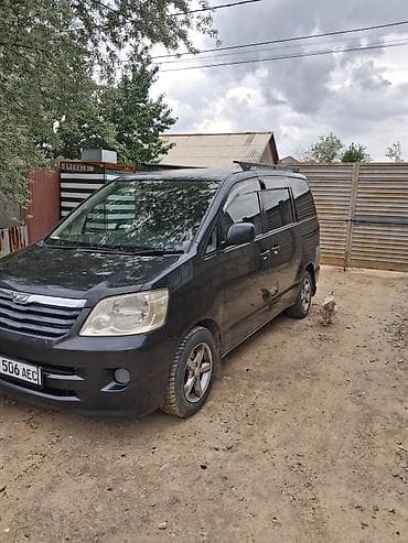 Toyota Noah: 2004 г., 2 л, Автомат, Бензин, Минивэн — 3