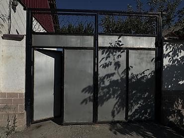 Металлические распашные ворота с калиткой - Конструкция: двустворчатые at lalafo.kg Металлические распашные ворота с калиткой - Конструкция: двустворчатые