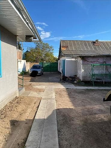 Продается частный дом с закрытым двором. На территории имеется