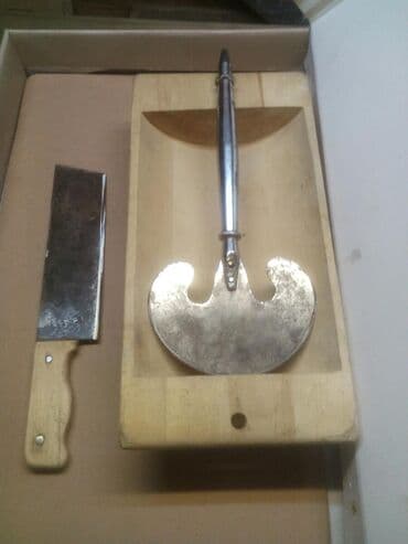 банка с крышкой: Деревянное корыто и ножи.В набор входит корыто и один нож — 2