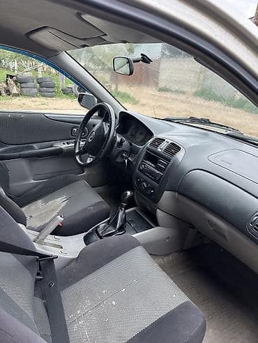 Унаа: Mazda 323: 2002 г., 1.6 л, Кол менен иштөөчү, Бензин, Седан — 5