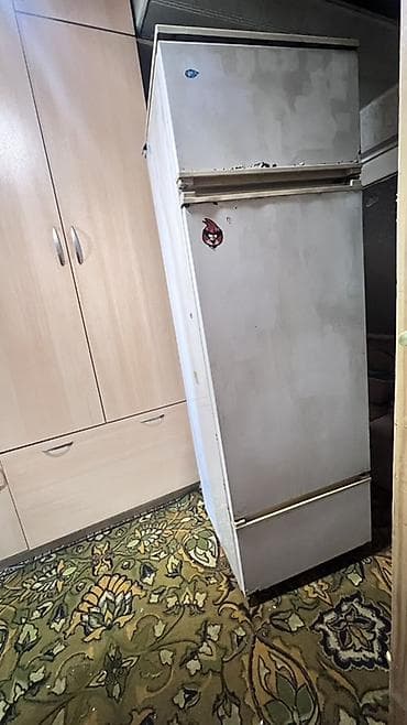 Холодильник двухкамерный, классический белый, с верхней морозильной