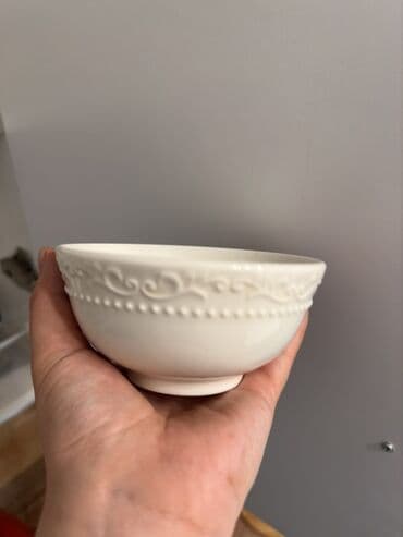 суп набор: Белая сервировочная посуда с рельефным барочным декором по краю — 10