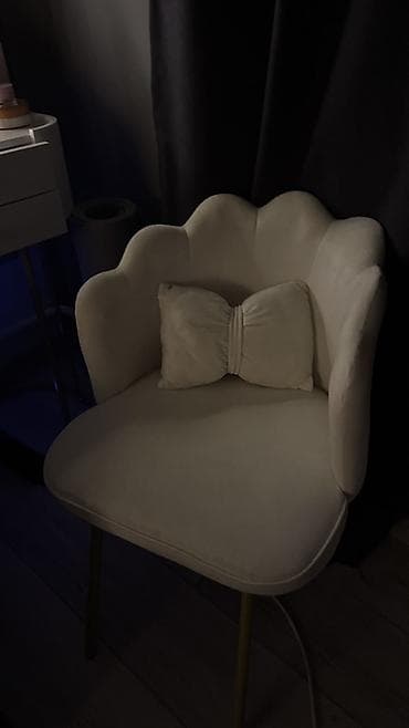 макияжный стол: Покупала недавно, продаю так, как улетаю. Почти новый. Туалетный — 2