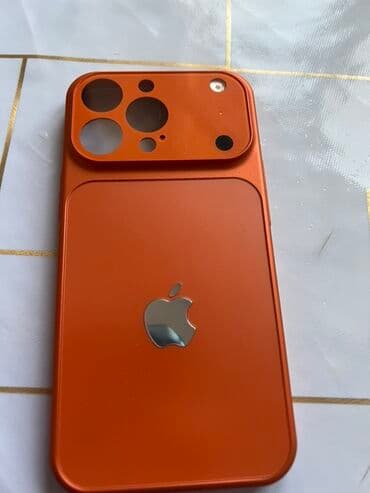 Оранжевый чехол, разработанный для защиты iPhone Pro Max. Изготовлен