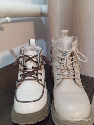 срочно продаю в связи с переездом: Детские ботинки на массивной подошве, цвет молочный/бежевый — 3