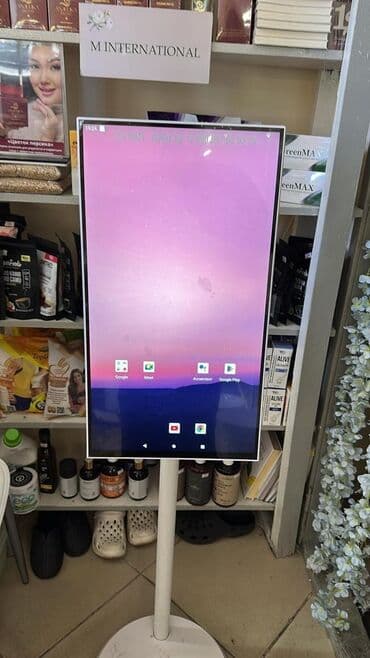 Смарт‑дисплей на напольной стойке Описание: - Большой вертикальный