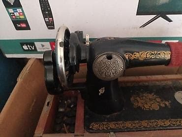 xbox 360 freeboot: Механическая швейная машина с ручным приводом на столике-основании — 2