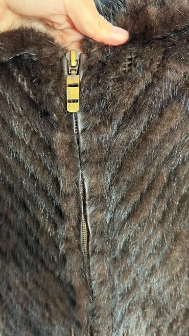 Жынсылар: Продаю норковую жилетку с капюшоном. Размер S. Состояние 8 из 10ти — 8