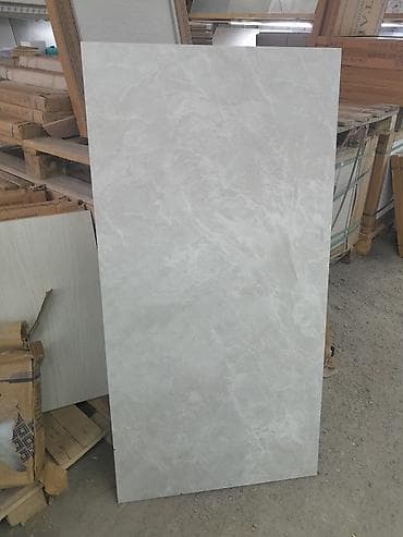 Прямоугольная плитка серого цвета с белыми прожилками, имитирующими