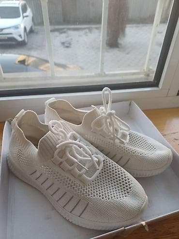 сеточный обувь: Легкие белые кроссовки из дышащего трикотажного материала. - Верх — 2