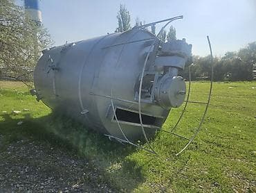 Вертикальный промышленный аппарат с мешалкой (реактор/смеситель) из