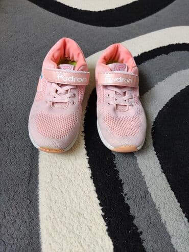 Продаю женские кроссовки, в хорошем состоянии