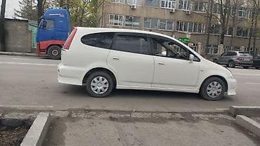 Компактвэн/универсал белого цвета с 5 дверями. Просторный салон и