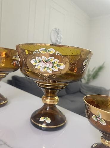 Жарык кылуу: Набор богемских фруктовниц и конфетниц ваз на ножке из цветного стекла — 1