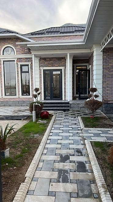 план дом: Просторный одноэтажный дом с современной архитектурой и большим — 3