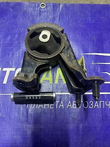 gps tracker: Подушка мотора Toyota 2009 г., Б/у, Оригинал, Япония — 1