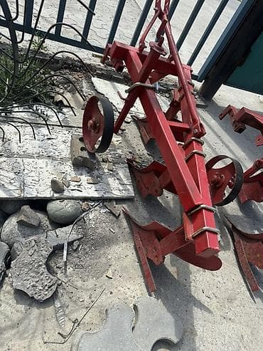 Навесной трехкорпусный плуг для трактора - Тип: навесной