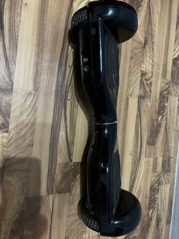 Черный гироскутер с двумя колесами, предназначенный для