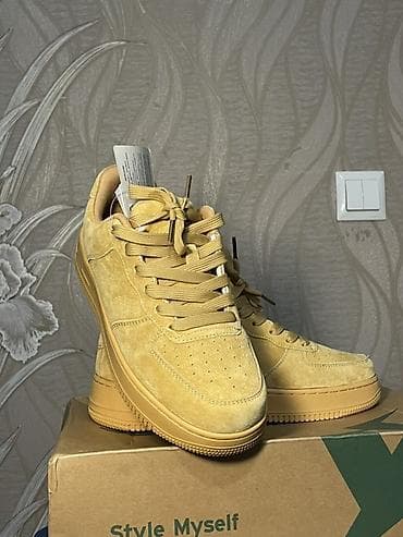 Кроссовки низкие, замшевые, песочно‑бежевый цвет. Особенности: -