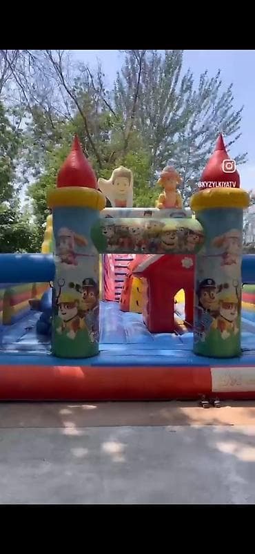 Детский мир: Надувной детский игровой комплекс «Замок» с мультяшными героями. - — 2