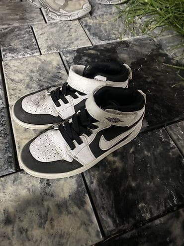 кроссовки для баскетбола: Кроссовки Nike Air Jordan 1 Mid (детские/подростковые) - Тип — 3