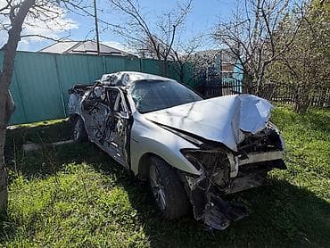 значок гибрид: Toyota Crown Hybrid (S204), серебристый седан, гибрид. Основные — 6