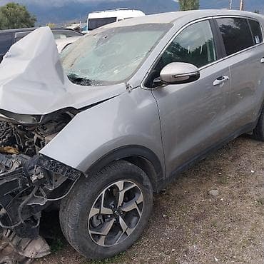 мотоциклы и их цены: Kia Sportage, серебристый кроссовер, (послелнее поколееия) год выпуска — 9