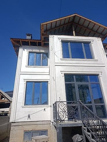 Продаётся дом с современной отделкой фасада и панорамным остеклением