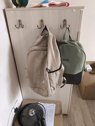 шкаф офисный стол: Прихожая-комод с крючками и закрытыми секциями хранения. - Материал — 2