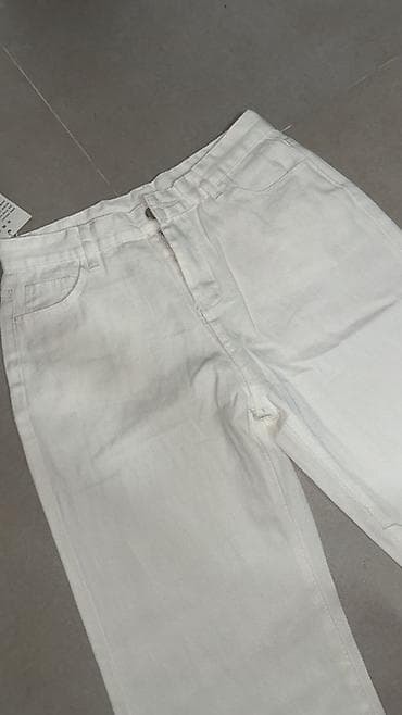 Белые джинсы классического кроя. - Цвет: белый - Посадка: средняя -