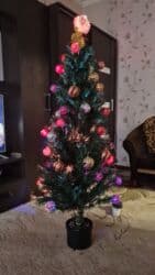 декоративная дерево: Красивая,нарядная ёлочка,иголки переливаются разным цветами/Высота — 4