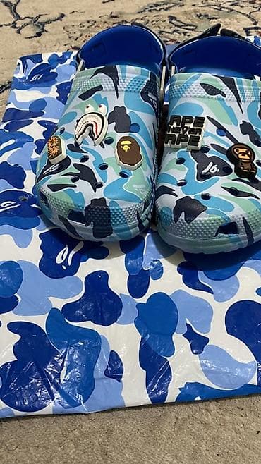 jibbitz: Сабо Crocs x A Bathing Ape (BAPE) с фирменным голубым камуфляжем. - — 1