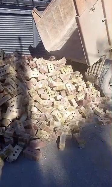 Кирпич керамический пустотелый (перфорация 3 отверстия), рядовой. -